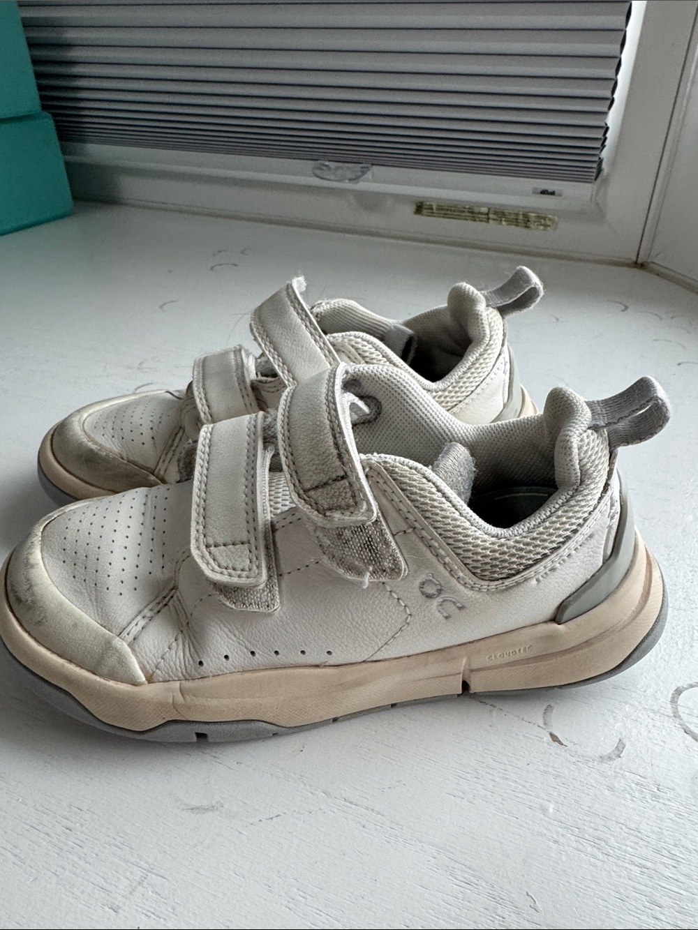 On Running Kids On The Roger sneaker